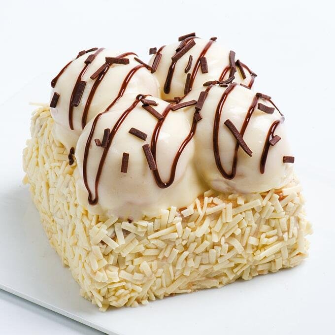 Beyaz cikolatalı profiterollu pasta